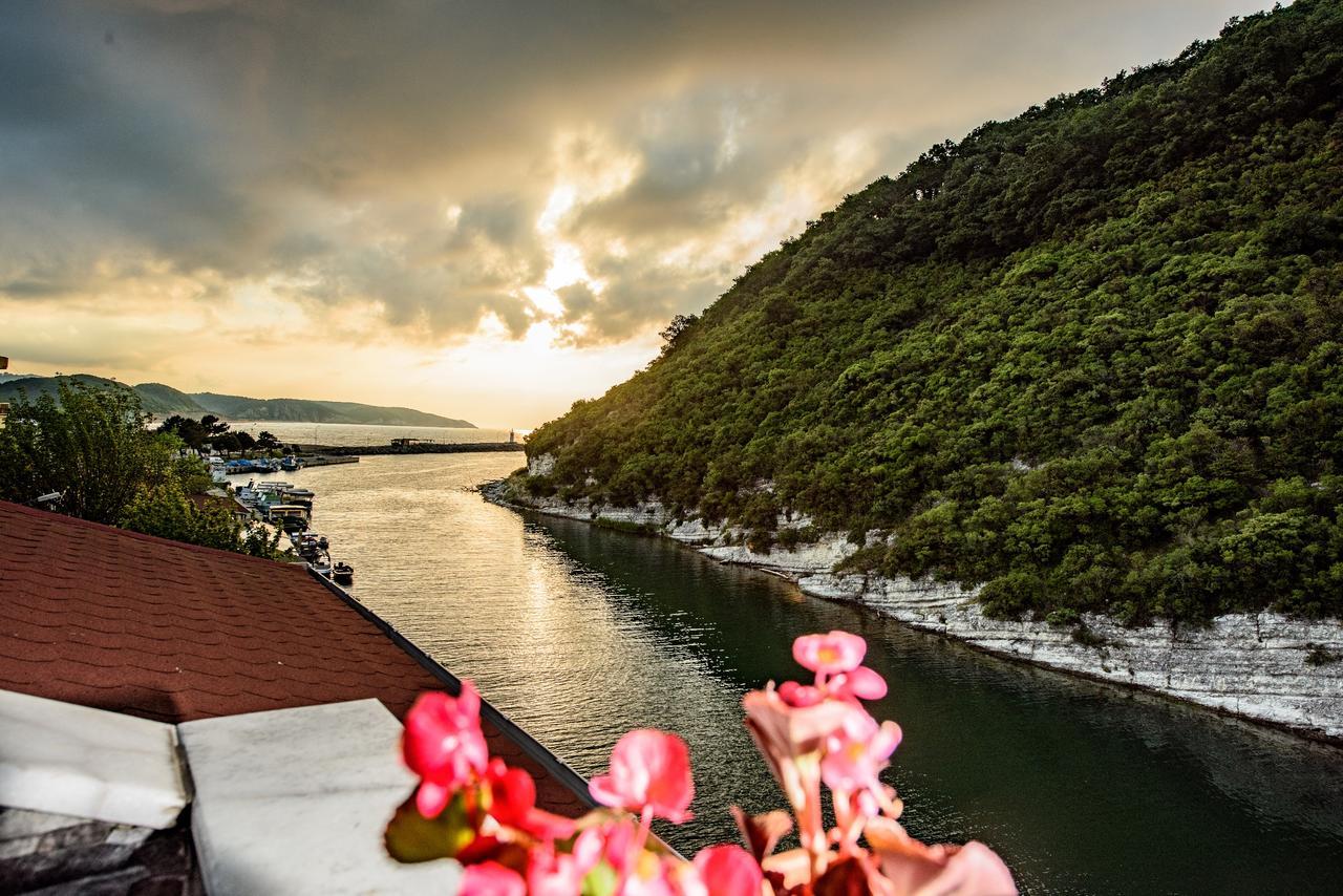 Hill River Hotel Ağva Bagian luar foto